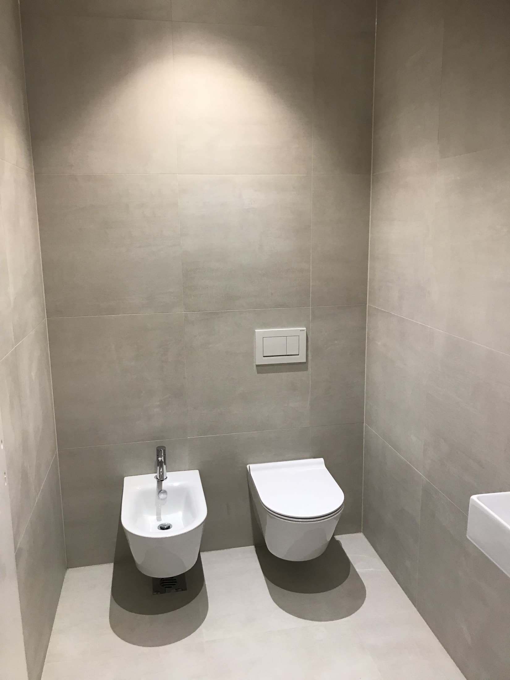 Freestanding tub with ceramic tiles